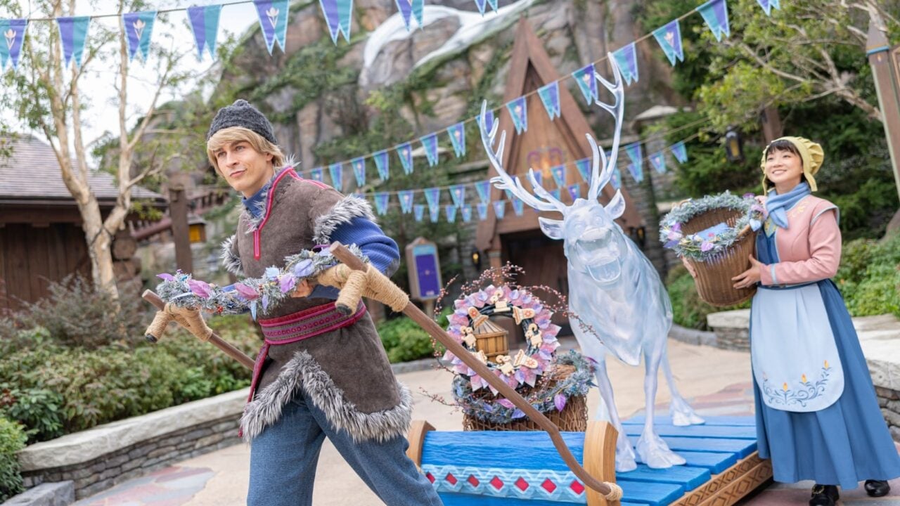 20251104 Hkdl0524 V01 16X9 1 | 2026 Hong Kong Disneyland Christmas And Countdown: Frozen Winter Market And Concert Kristoff With An Ice Sculpture Of Sven In World Of Frozen