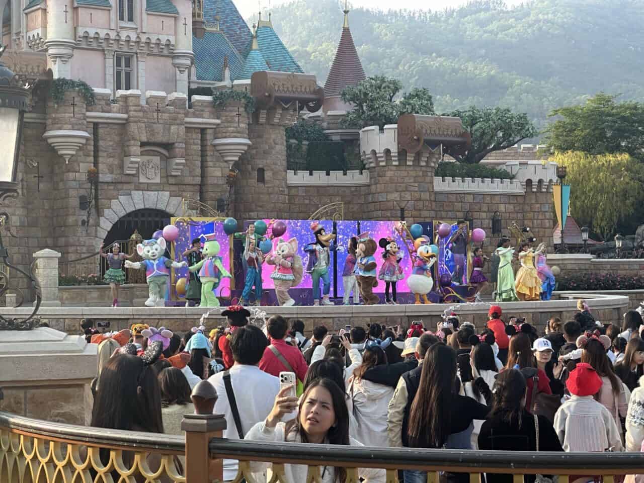 Disney Friends Live Party At The Castle 1 | Best Hong Kong Disneyland Shows &Amp; Chatacters Guide (2026) Disney Friends Live Party At The Castle 1 | Your Disney