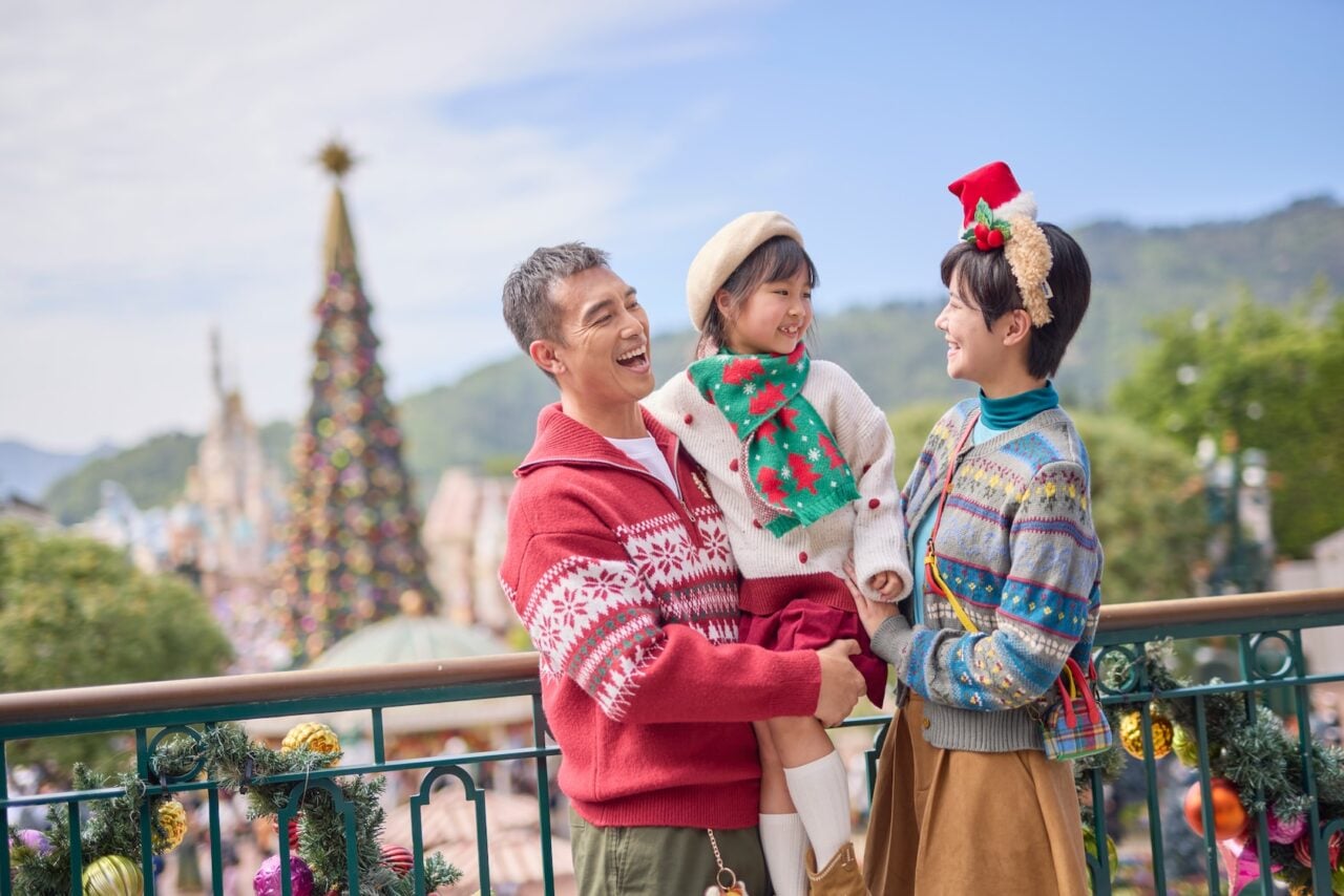 Enw4786 | 2026 Hong Kong Disneyland Christmas And Countdown: Frozen Winter Market And Concert A Family Posing In Front Of The Christmas Tree At Hong Kong Disneyland