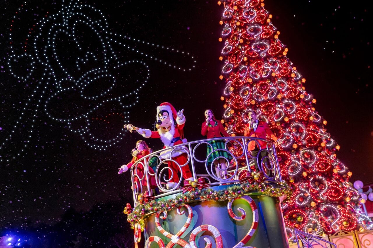 Hen0556 Dxo Deepprime Xd2S V01 | 2026 Hong Kong Disneyland Christmas And Countdown: Frozen Winter Market And Concert Drone Show Shaped Like Goofy Above The Lit Christmas Tree On Main Street, U.s.a.