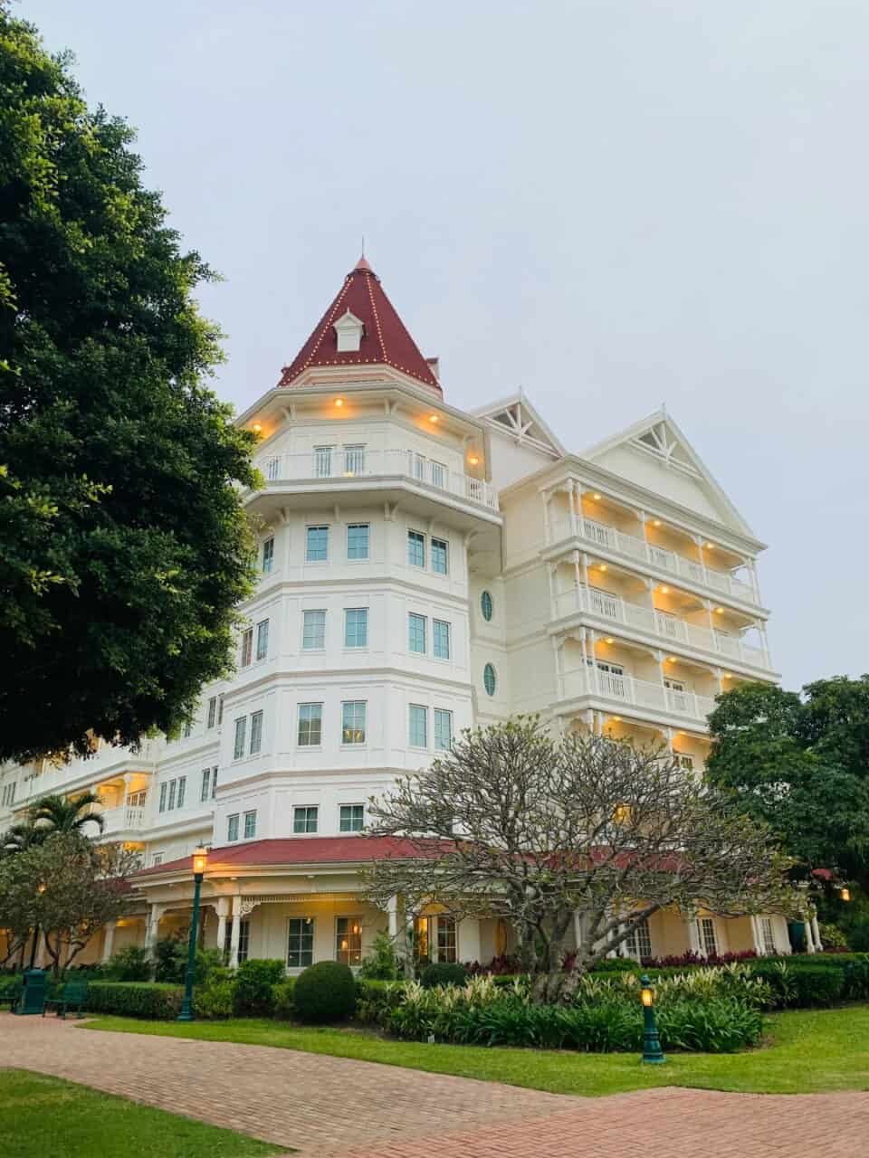 Hong Kong Disneyland Hotel 1 | Hong Kong Disneyland Hotel Guide (2026) Hong Kong Disneyland Hotel 1 | Your Disney