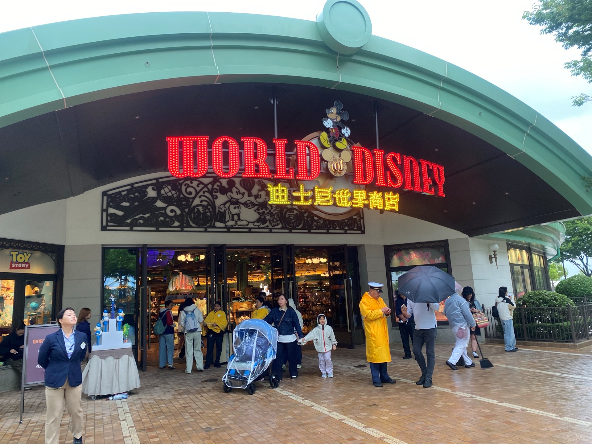 Shdl Disneytown World Of Disney | Shanghai Disneyland Park And Disneytown Guide (2026) Shdl Disneytown World Of Disney | Your Disney