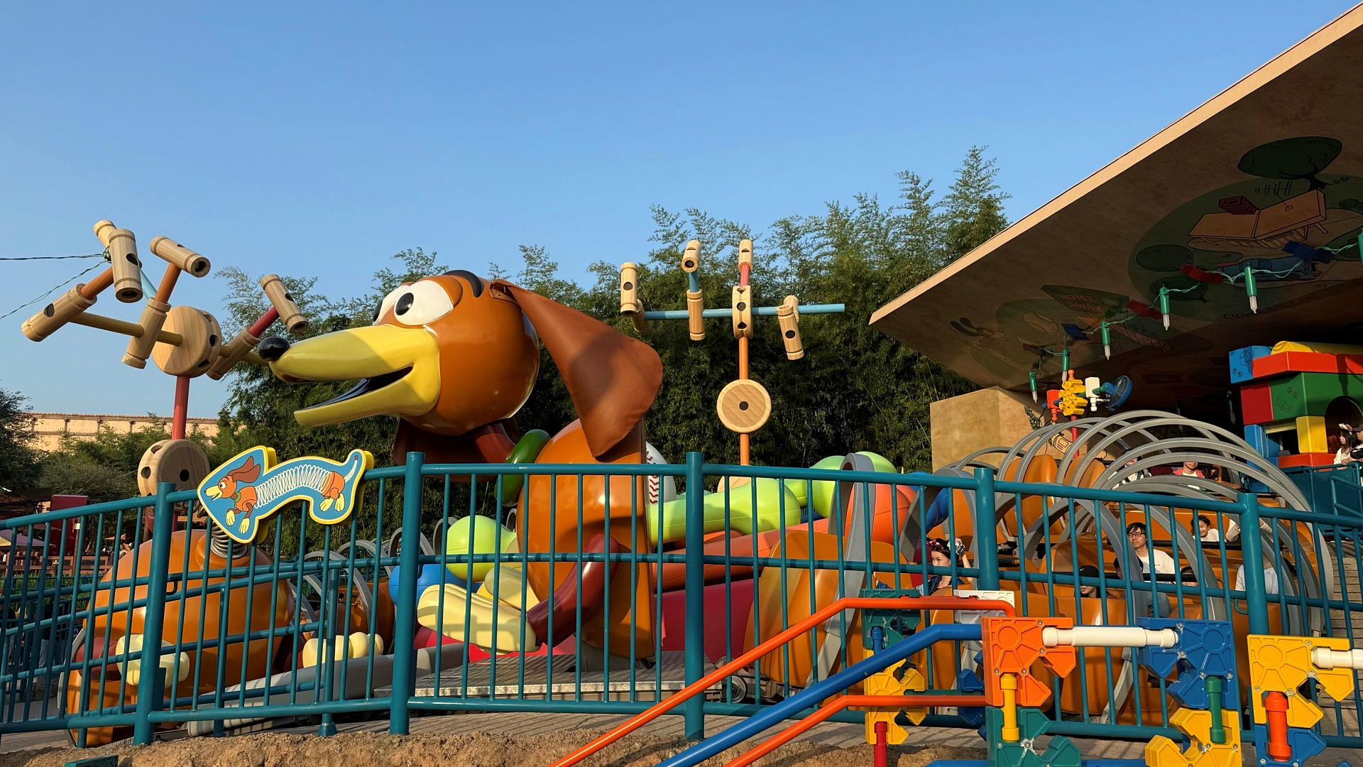 Shdl Slinky Dog Spin | Shanghai Disneyland Park And Disneytown Guide (2026) Shdl Slinky Dog Spin | Your Disney