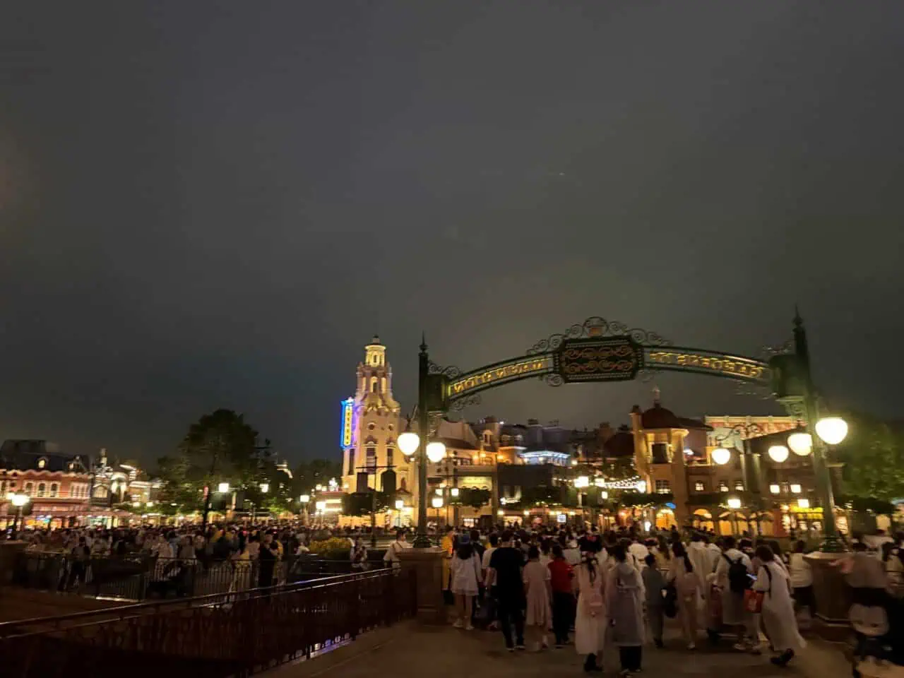 Shanghai Firework Crowd | Your Disney