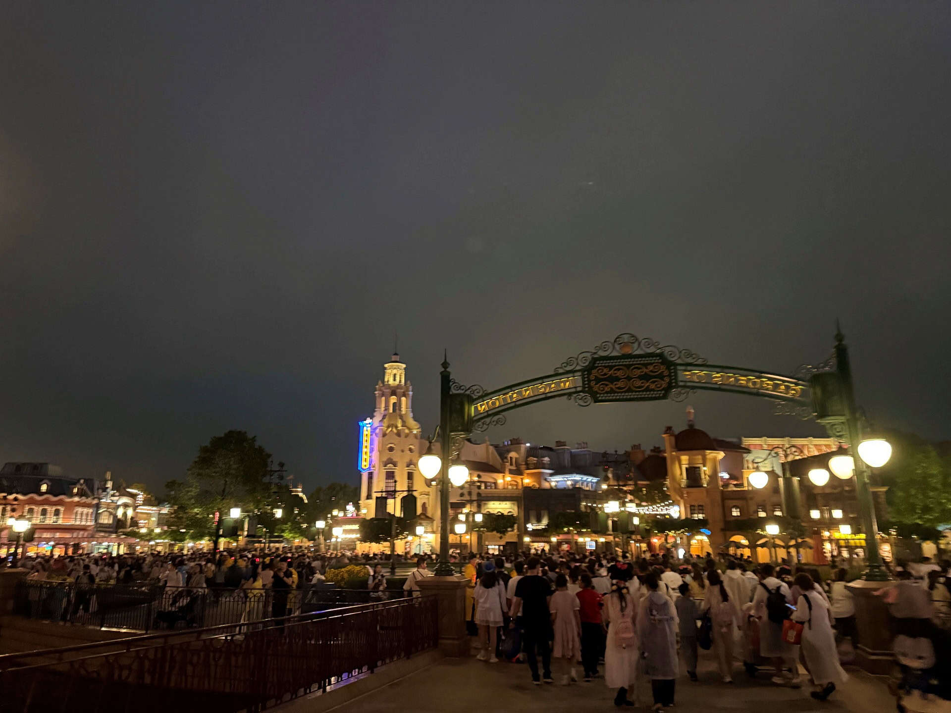 Shanghai Firework Crowd | Best Shanghai Disneyland Shows &Amp; Firework Guide (2026) Shanghai Firework Crowd | Your Disney