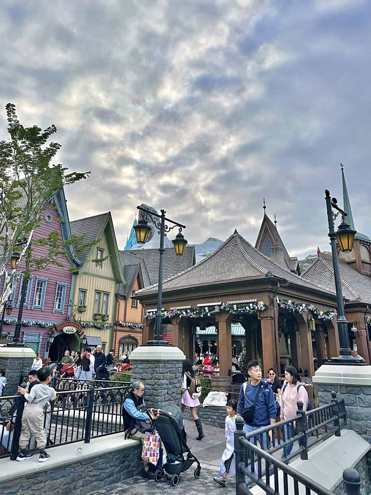 World Of Frozen 1 | Hong Kong Disneyland Park Guide (2026) World Of Frozen 1 | Your Disney