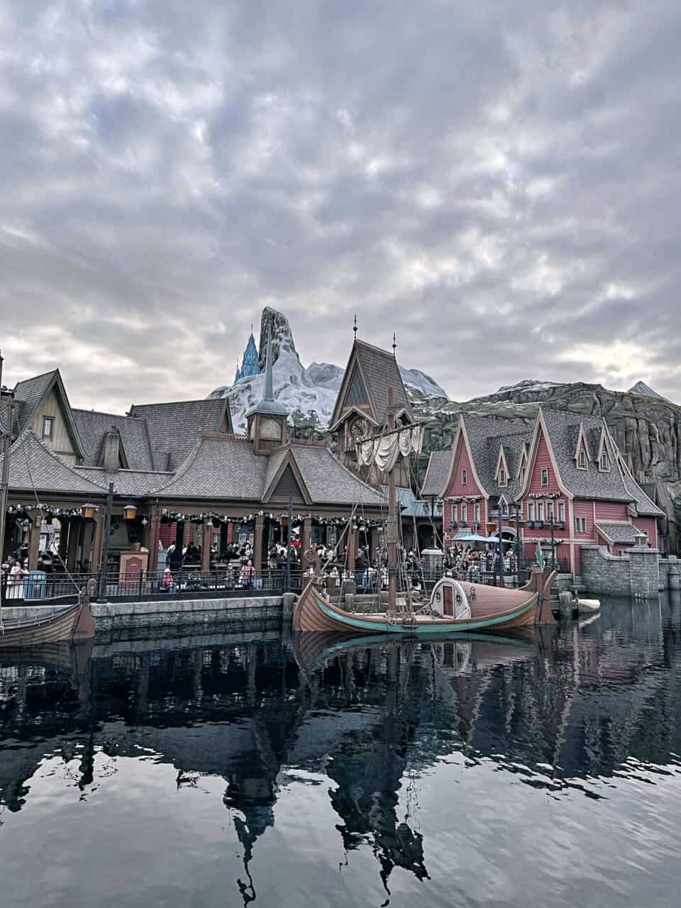 World Of Frozen Cloud | Your Disney