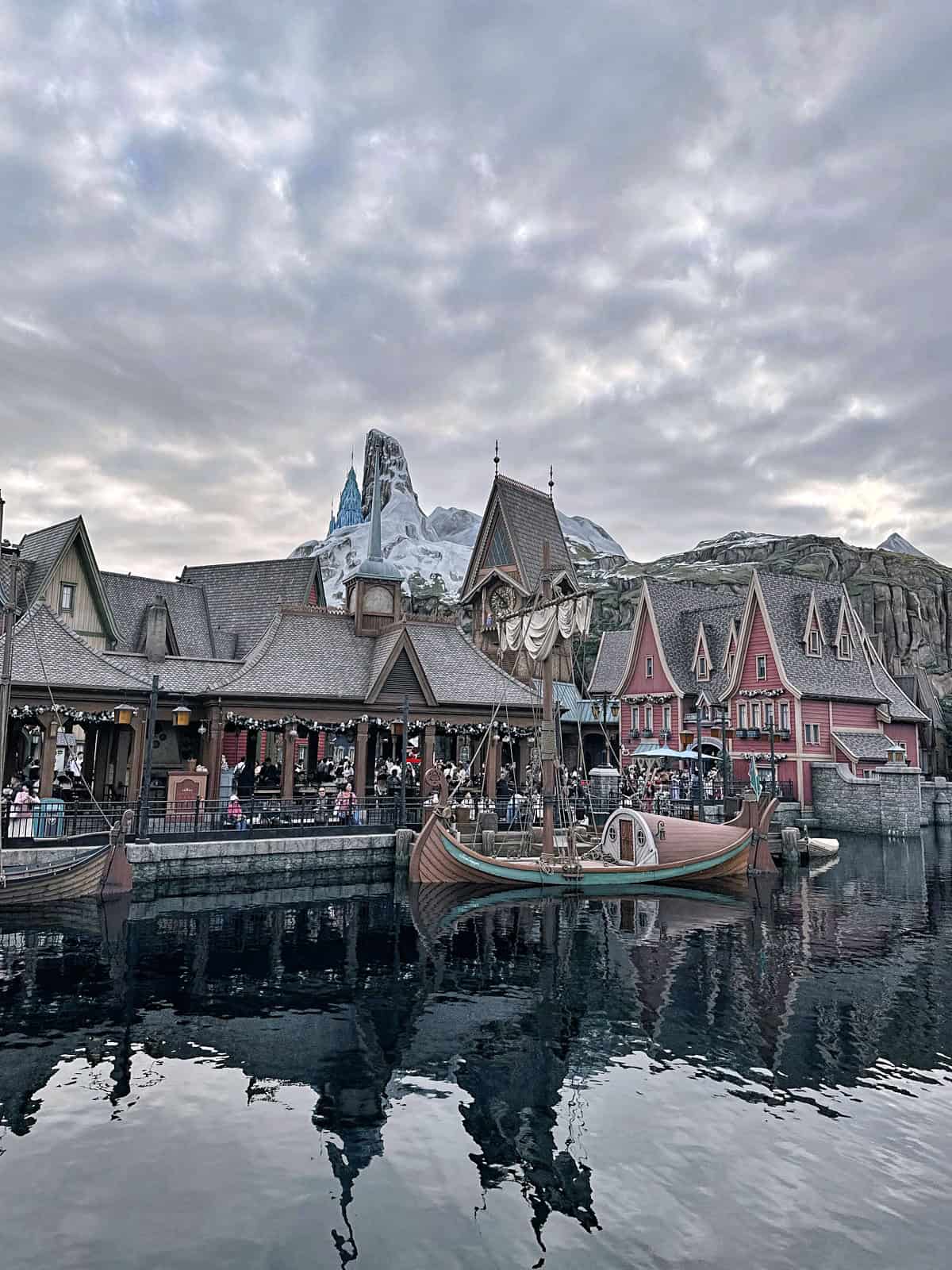 World Of Frozen Cloud | Hong Kong Disneyland Park Guide (2026) World Of Frozen Cloud | Your Disney